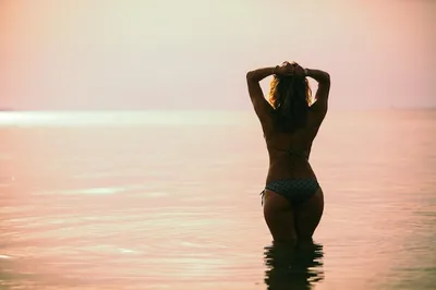 Женщина в купальнике перед морем без лица | Премиум Фото