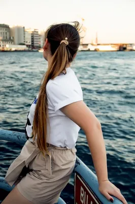 Молодая девушка на берегу лицом к морю без лица | Премиум Фото