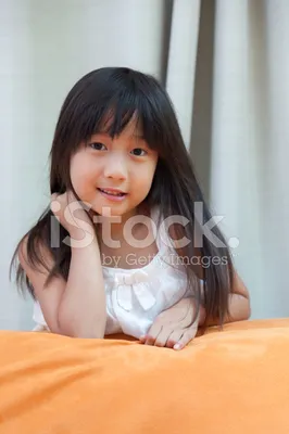 Красивая молодая девушка с длинными черными волосами hd фотография обои фон  | Премиум Фото