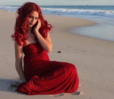 Красивая модная женщина с красными ногтями и красными волосами Стоковое  Изображение - изображение насчитывающей перста, длиной: 68213733