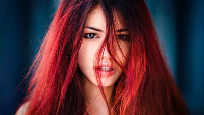 Девушка с красными волосами в лесе Стоковое Фото - изображение  насчитывающей девушка, художничества: 42872388
