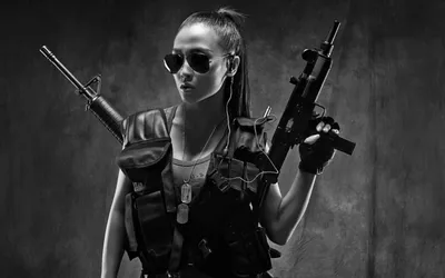 Сексуальная девушка с пистолетом Стоковое Фото - изображение насчитывающей  хулиган, спровоцируйте: 26496842