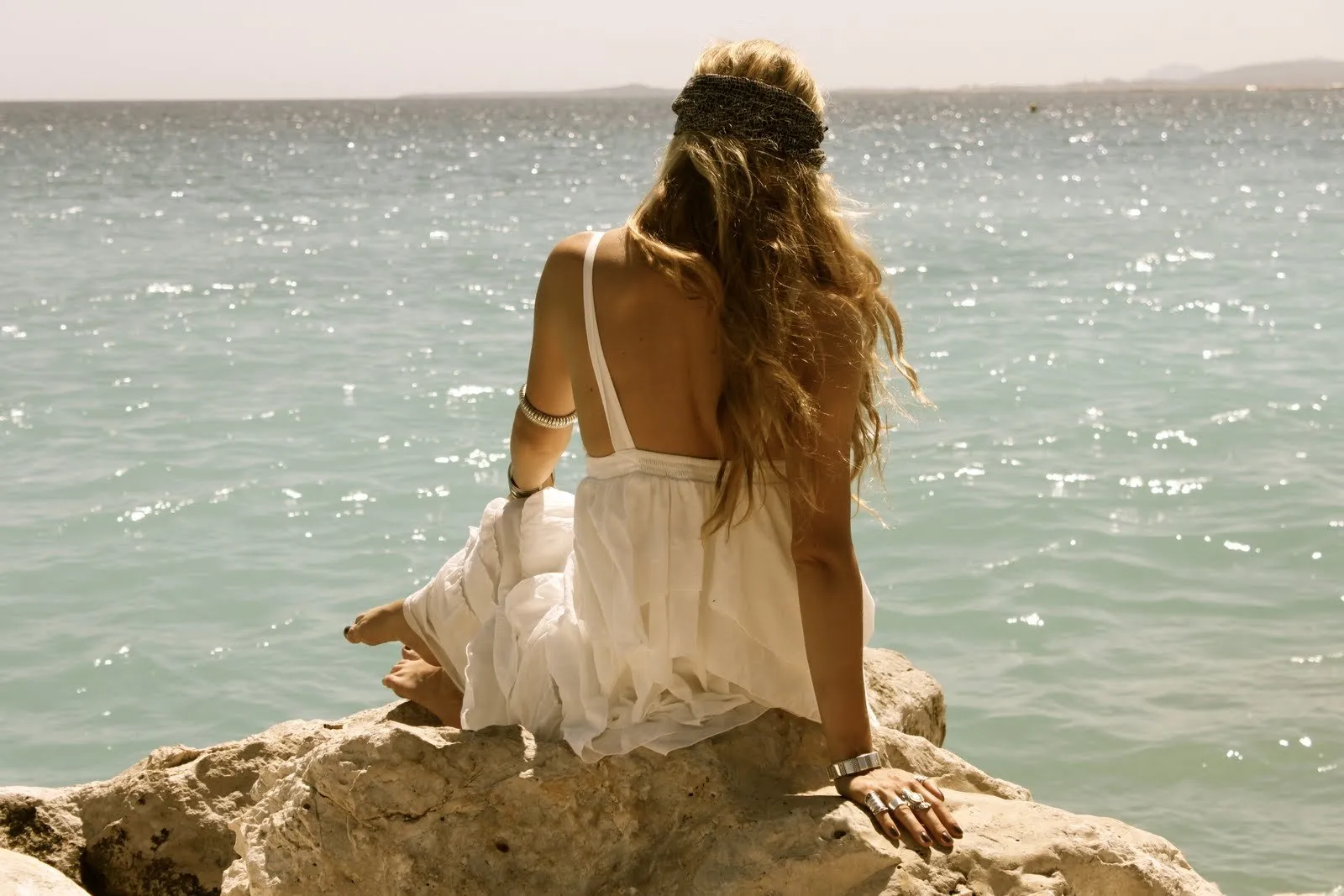 Фото девушки спиной на море