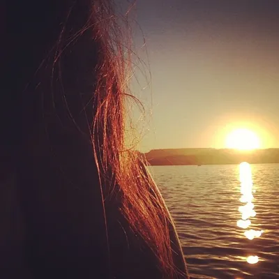 Фото девушки со спины на море брюнетки - сборка