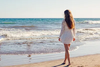 2 Девушки со спины на пляже Стоковое Фото - изображение насчитывающей  довольно, спокойно: 181992250