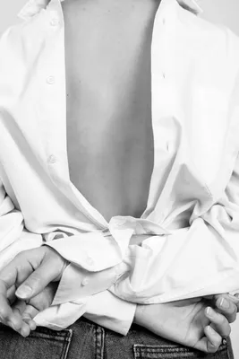 Чёрно-белое фото спина | Фотосессия, Черно-белое фото, Белая рубашка