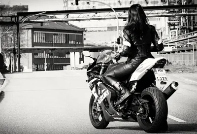 Девушка на мотоцикле со спины, черно-белое: обои, фото, картинки на рабочий  стол в высоком разрешении