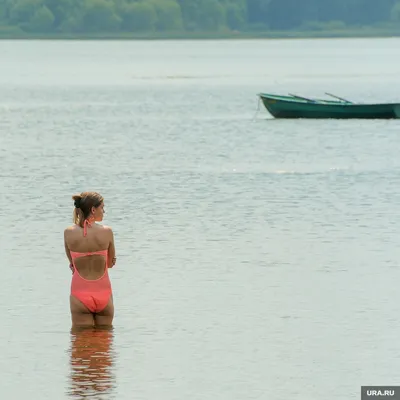 Женщина в купальнике перед морем без лица | Премиум Фото