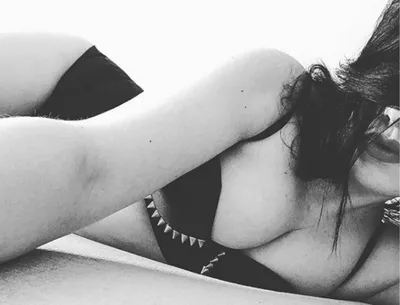 Сексуальная женщина в постели. Привлекательная девушка в черном нижнем белье.  Без лица Стоковое Изображение - изображение насчитывающей трусы,  красивейшее: 212126999