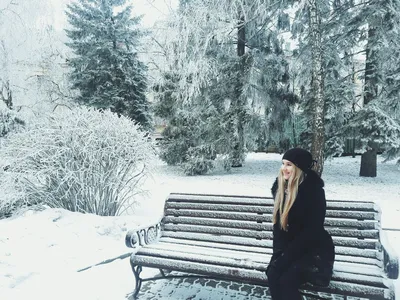 Зима. Девушка на скамейке. Зимнее фото девушки. | Winter pictures, Photo,  Girl photography poses