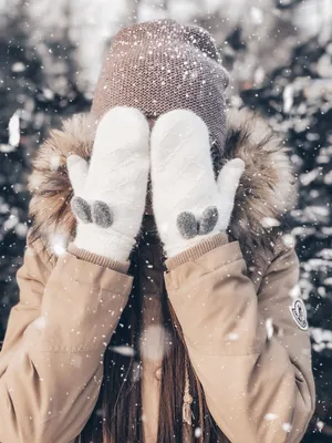 Счастливая девушка в зимней шляпе Красивая женщина с улыбкой зимой  Прекрасная зима Декабрь со снегом Стоковое Изображение - изображение  насчитывающей модель, рождество: 161616883