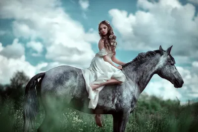 Девушка и белый конь. Photographer Valeriya Moroz