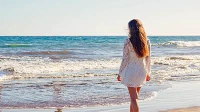Девушка В Шляпе Сидит Спиной На Пляже Глядя На Море — стоковые фотографии и  другие картинки Бикини - iStock