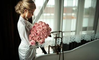 Девушка с букетом цветов - 80 фото