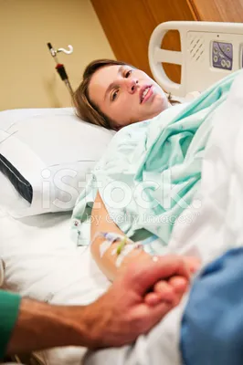 Девушка в больнице во время обработки Стоковое Изображение - изображение  насчитывающей внимательность, привлекательностей: 48795557