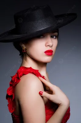 Девушка в красном платьем с большим вырезом на спине — Картинки и авы |  Evening dresses, Fashion, Backless dress