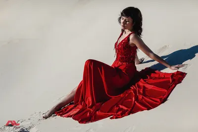 Жирная женщина в красном платье одевается серьгами Размер модели плюс  Стоковое Изображение - изображение насчитывающей платье, выражение:  163367537