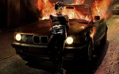 Девушка на фоне горящей машины - обои на рабочий стол