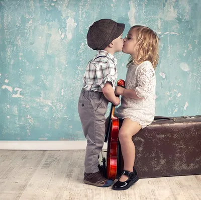 Фотографии девочка мальчишки Дети целует Любовь