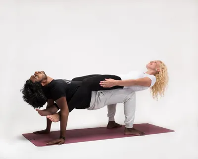 Лучшие позы йоги для двоих: гид от сертифицированных тренеров по йоге -  Асаны для пар позируют вызовы