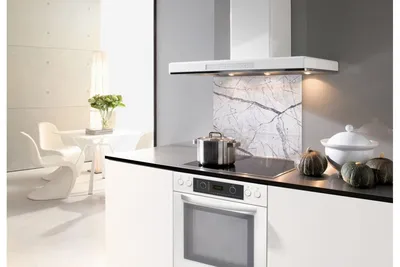 Современный дизайн интерьера белой кухни и кирпичной стены | Классика света