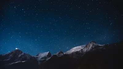 Скачать 1600x900 звездное небо, горы, ночь обои, картинки 16:9