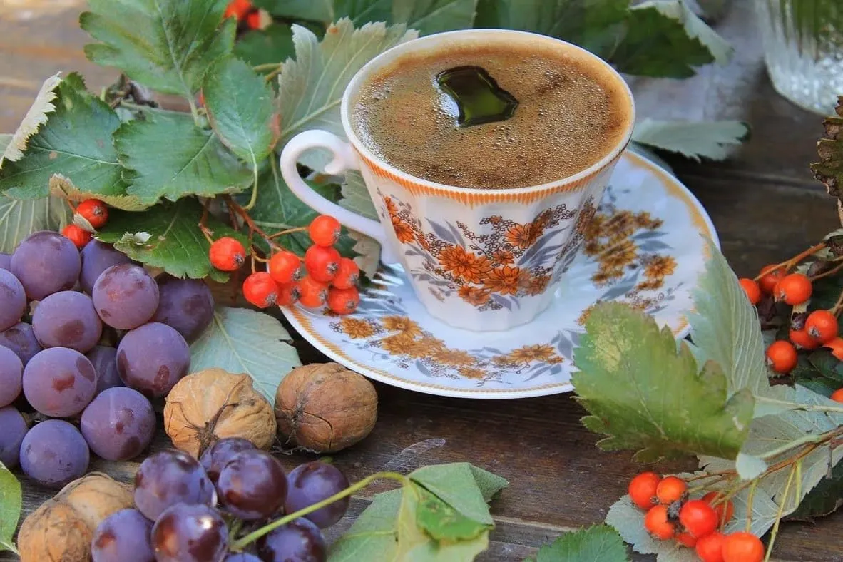 Осень красивое утро картинки. Осенний кофе. Утро осень. Осень кофе. Осеннее чаепитие.