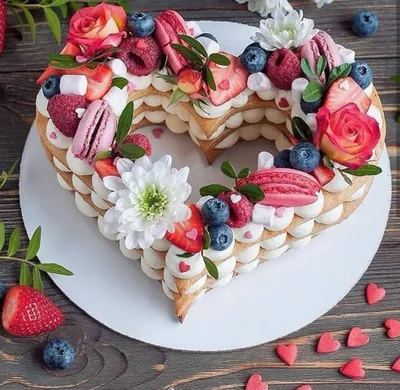 IK Sweet Tooth - Доброе утро! На фото торт цифра с нежной и очень вкусной  начинкой.Крем на основе варёной сгущёнки. Декор:макарон,меренга,свежие  ягоды,карамельные рисовые шарики. Вес торта 4кг. 🎈🎈🎈 | Facebook