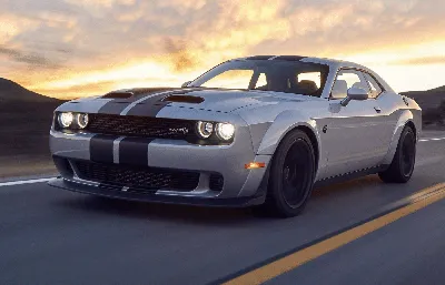 What are the engine options of the 2022 Dodge Challenger?