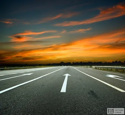 Автомобильная дорога без машин, уходящая вдаль Stock Photo | Adobe Stock