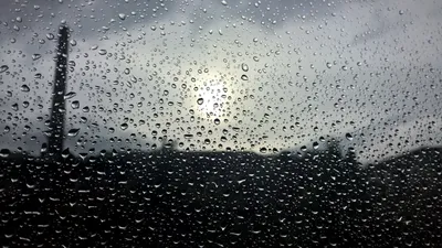 Дождь вне окна на предпосылке захода солнца Падения воды на стекле во время  идти дождь Стоковое Фото - изображение насчитывающей темно, конспектов:  128986284