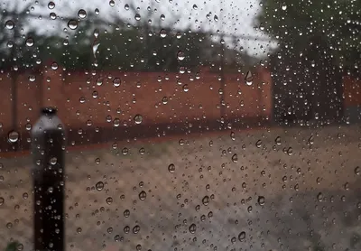 Капли дождя на стекле во время дождя большие капли | Премиум Фото