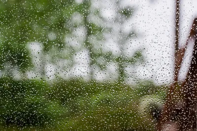 Дождь за окном, капли дождя на ветровом стекле Стоковое Изображение -  изображение насчитывающей стекло, жидкость: 160649257