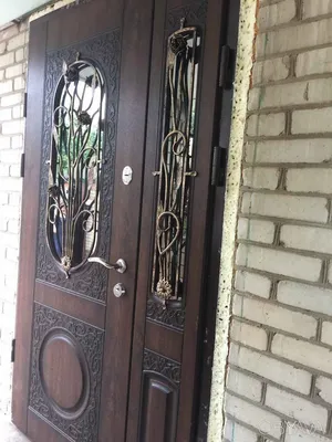 Красная уличная входная дверь Прадо с багетами из металла и стеклопакетом в  Санкт-Петербурге с доставкой и установкой