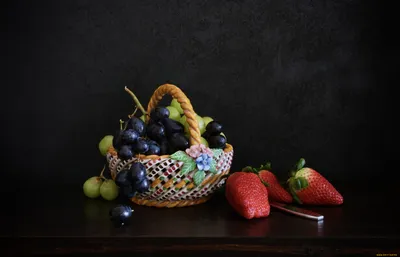 Здоровая зеленая еда фрукты и овощи - авокадо, лайм, лук, яблоко, киви,  спирулина На голубом деревянном фоне Стоковое Изображение - изображение  насчитывающей еда, смешивание: 164660551
