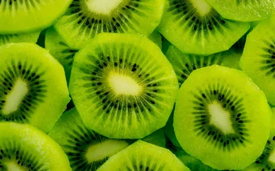 Здоровая зеленая еда фрукты и овощи - авокадо, лайм, лук, яблоко, киви,  спирулина На голубом деревянном фоне Стоковое Фото - изображение  насчитывающей перец, естественно: 164661088
