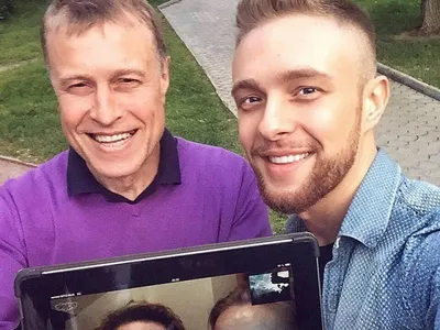 Фанаты Егора Крида заметили, что на его семейной фотографии не хватает  одного человека