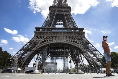 Освещение Эйфелевой башни в Париже вечером Во франции Редакционное  Фотография - изображение насчитывающей достопримечательностью, сценарно:  198412142