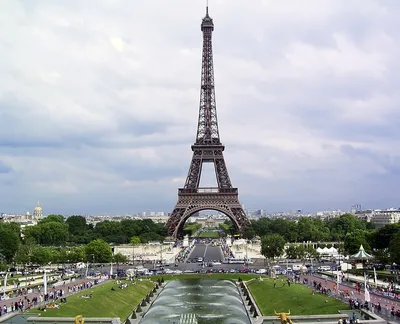 В Париже эвакуировали людей с Эйфелевой башни из-за угроз взрыва -  Российская газета