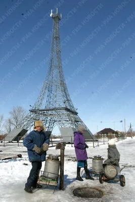 Девушка в красном берете на фоне Эйфелевой башни | French images, Human  poses, Human poses reference