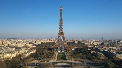 Аватар Влюбленная пара в Париже на фоне Эйфелевой башни Stock Photo | Adobe  Stock