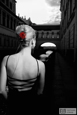 Фотообои \"Черно-белое изображение девушки в старом городе\" - Арт. 070220 |  Купить в интернет-магазине Уютная стена
