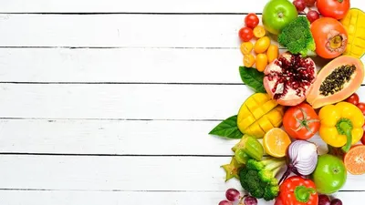Фрукты и овощи на белом фоне | Премиум Фото