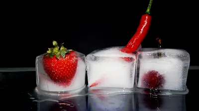 свежие фрукты. кусочки свежих фруктов на льду. Стоковое Изображение -  изображение насчитывающей здорово, померанцово: 218571813