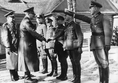 Поймали Гитлера с хвостом: лицо фюрера увидели в кроссовках | Статьи |  Известия