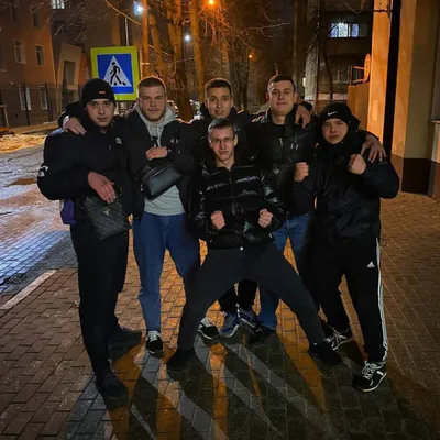 Много гопников сидят у подъезда на…» — создано в Шедевруме
