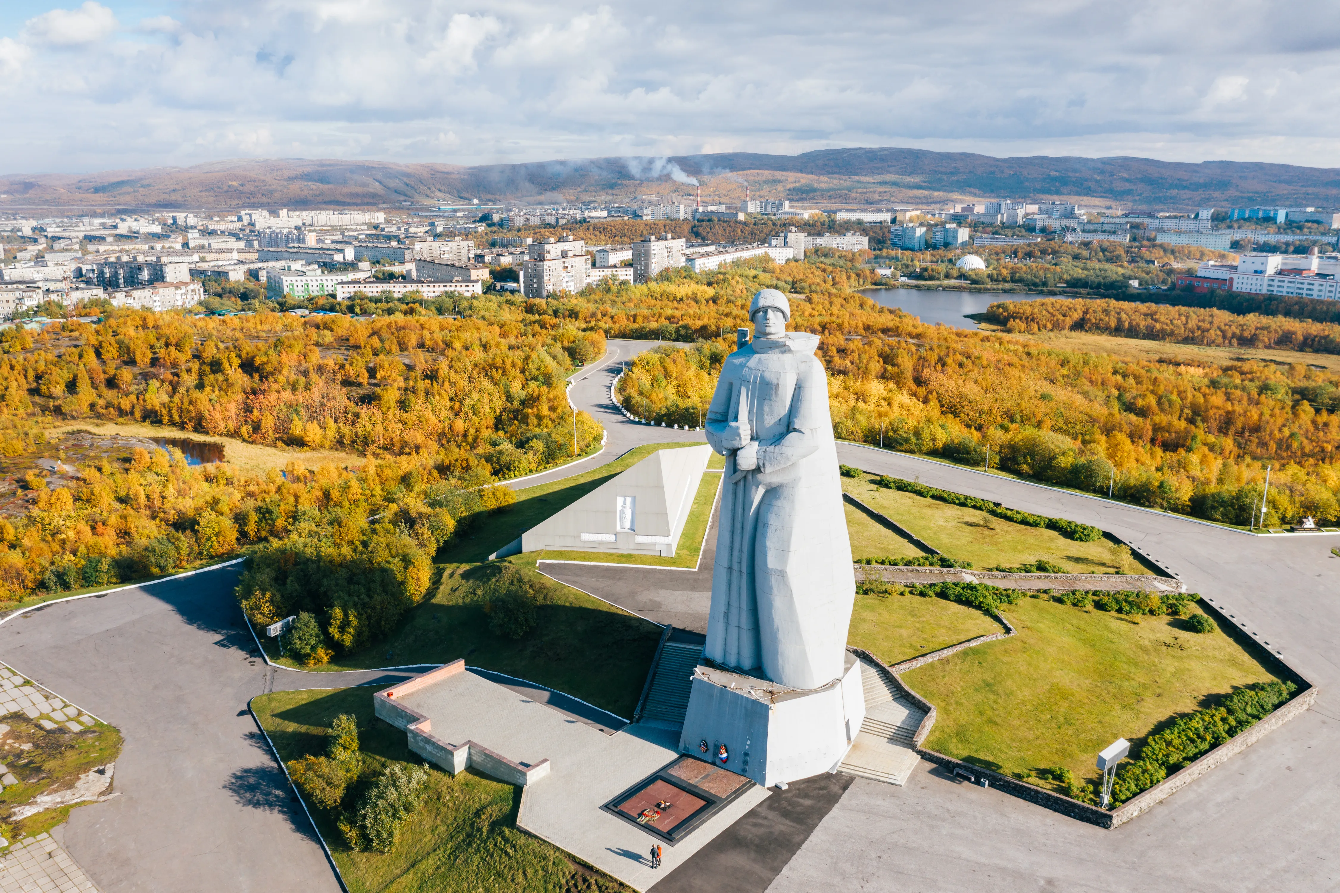 Мурманск памятники фото. Памятник Алеше в Мурманске. Мурманск столица Заполярья. Памятник защитникам Заполярья Мурманск. Мурманск мемориал защитникам советского Заполярья.