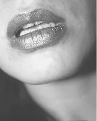 Черно-белые губы Сексуальный женский рот Значок красоты изолированный на  черной предпосылке Печать губы Поцелуй с любовью Стоковое Фото -  изображение насчитывающей поцелуй, концепции: 151073740