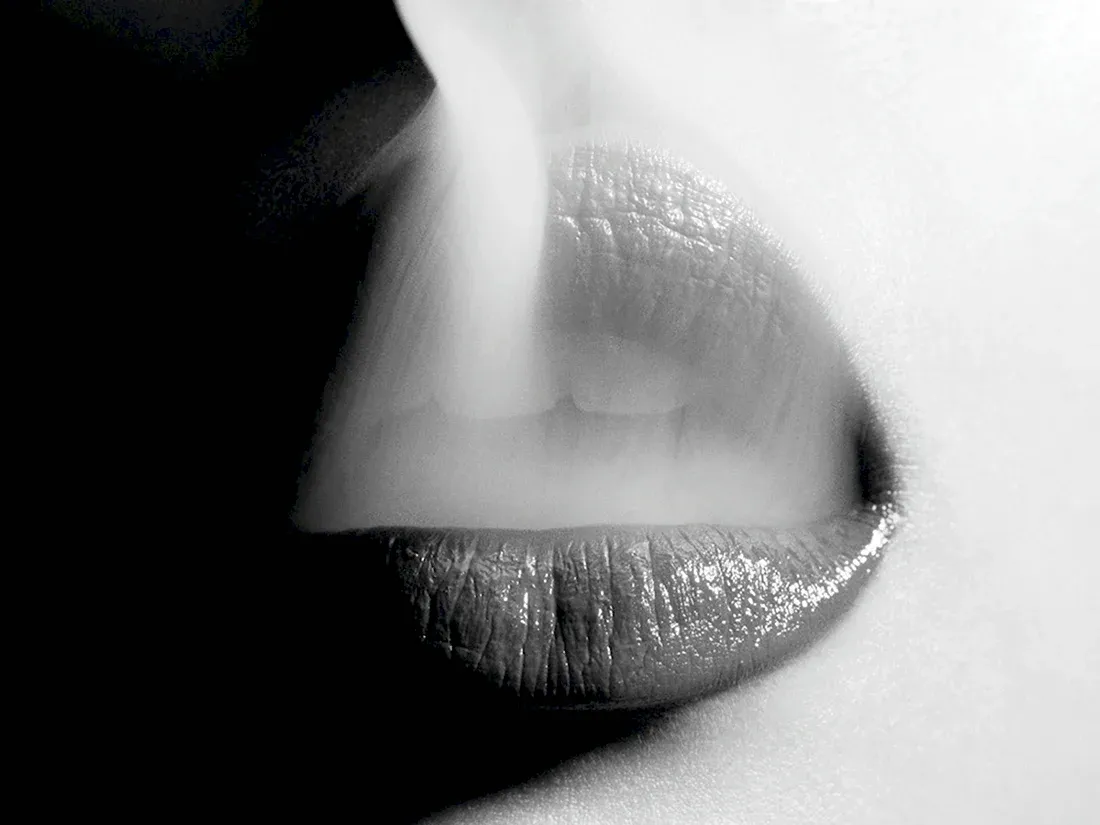 Черная губа песня. Женские губы. Губы с дымом. Губы черно белые.