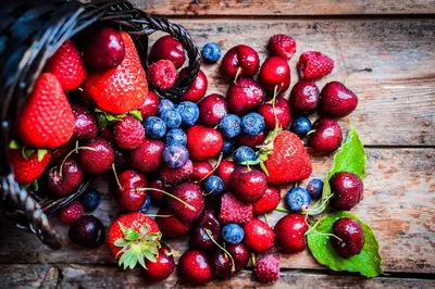 В Роспотребнадзоре рассказали, где нельзя покупать ягоды и фрукты | РБК Life